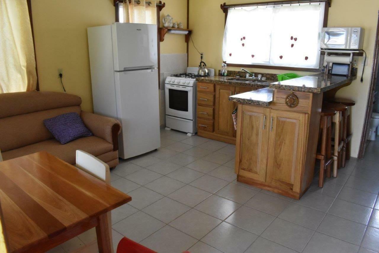 Lydia'S Guesthouse Placencia Buitenkant foto