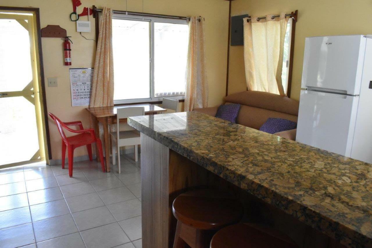 Lydia'S Guesthouse Placencia Buitenkant foto